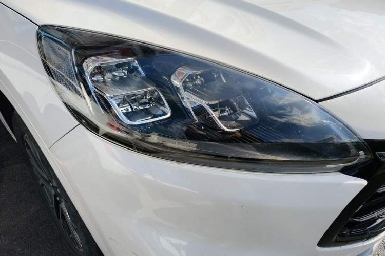 Used Ford Escape 2020 EcoBoost 245 Four-Wheel Drive Luxury Edition Right Front Headlight