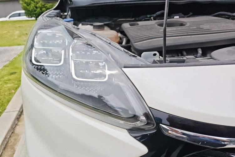 Used Ford Escape 2020 EcoBoost 245 Two-Wheel-Drive Titanium Edition Right Front Headlight