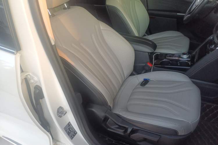 Used Ford Escape 2020 EcoBoost 245 Four-Wheel Drive Luxury Edition Right Front Seat
