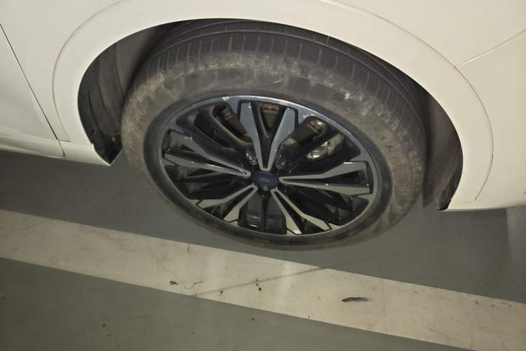 Used Ford Escape 2020 EcoBoost 245 Four-Wheel Drive ST-LINE Deluxe Edition Right Front Wheel Hub
