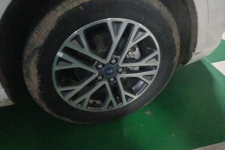 Used Ford Escape 2020 EcoBoost 245 Two-Wheel-Drive Titanium Edition Right Front Wheel Hub