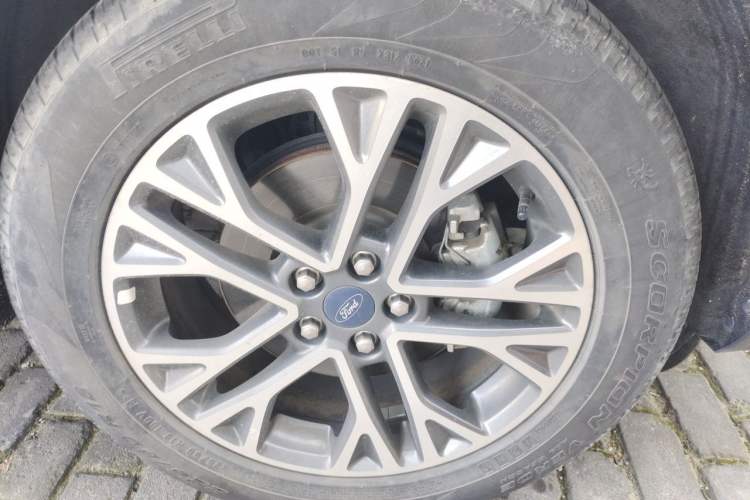 Used Ford Escape 2020 EcoBoost 245 Two-Wheel-Drive Titanium Edition Right Front Wheel Hub