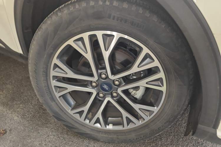 Used Ford Escape 2020 EcoBoost 245 Two-Wheel-Drive Titanium Edition Right Front Wheel Hub