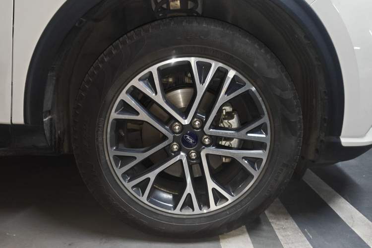 Used Ford Escape 2020 EcoBoost 245 Two-Wheel-Drive Titanium Edition Right Front Wheel Hub