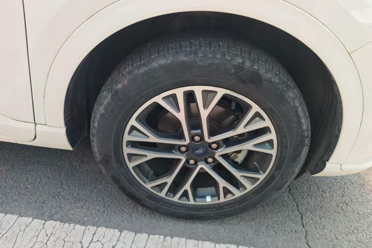 Used Ford Escape 2020 EcoBoost 245 Four-Wheel Drive Luxury Edition Right Front Wheel Hub