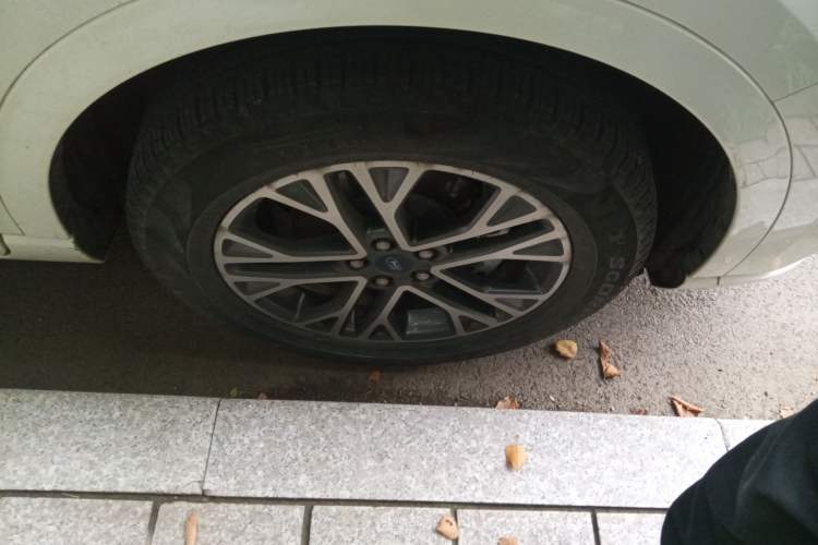 Used Ford Escape 2020 EcoBoost 245 Two-Wheel Drive Smart & Enjoyment Model Right Front Wheel Hub