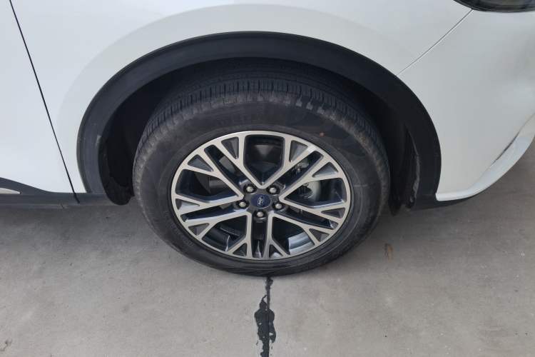 Used Ford Escape 2020 EcoBoost 245 Two-Wheel-Drive Titanium Edition Right Front Wheel Hub