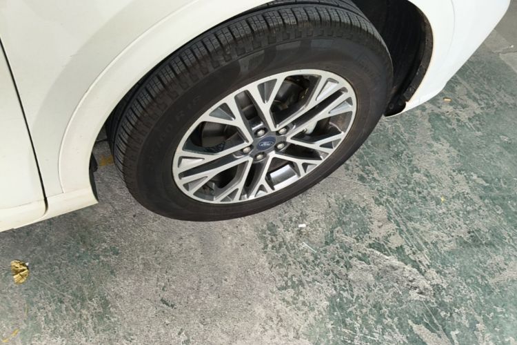 Used Ford Escape 2020 EcoBoost 245 Four-Wheel Drive Luxury Edition Right Front Wheel Hub