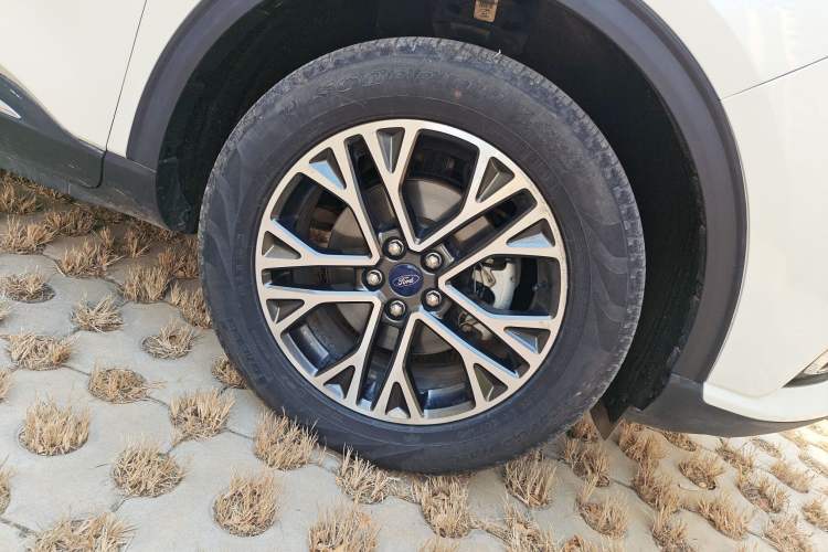 Used Ford Escape 2020 EcoBoost 245 Four-Wheel Drive Titanium Edition Right Front Wheel Hub