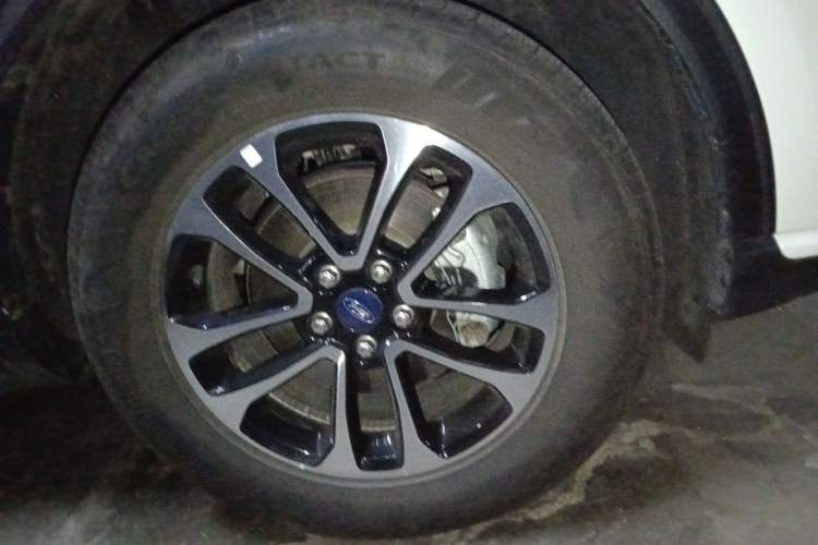 Used Ford Escape 2020 EcoBoost 245 Two-Wheel-Drive Comfort Edition Right Front Wheel Hub