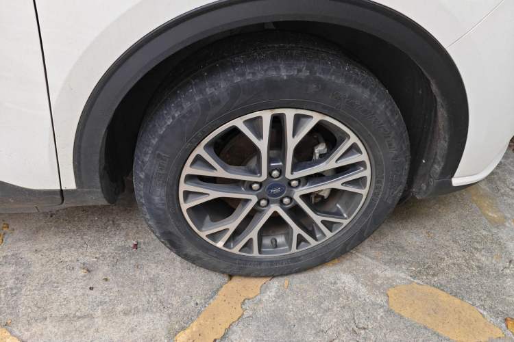 Used Ford Escape 2020 EcoBoost 245 Two-Wheel-Drive Titanium Edition Right Front Wheel Hub