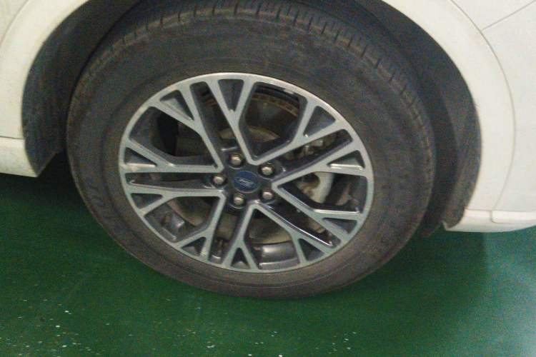 Used Ford Escape 2020 EcoBoost 245 Four-Wheel Drive Luxury Edition Right Front Wheel Hub