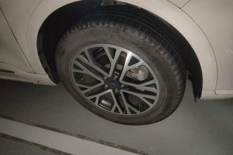 Used Ford Escape 2020 EcoBoost 245 Four-Wheel Drive Luxury Edition Right Front Wheel Hub