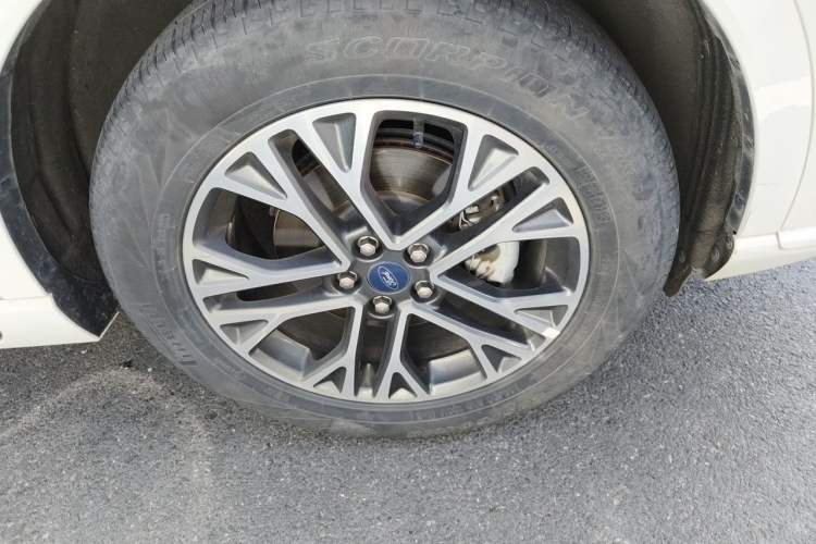 Used Ford Escape 2020 EcoBoost 245 Four-Wheel Drive Luxury Edition Right Front Wheel Hub