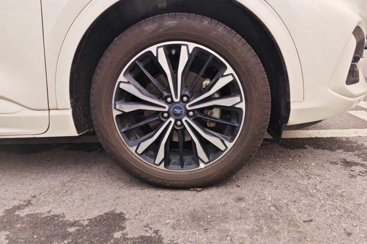 Used Ford Escape 2020 EcoBoost 245 Four-Wheel Drive ST-LINE Deluxe Edition Right Front Wheel Hub