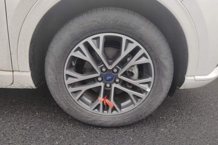 Used Ford Escape 2020 EcoBoost 245 Four-Wheel Drive Luxury Edition Right Front Wheel Hub