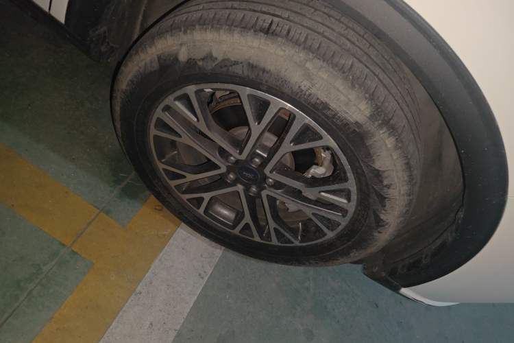 Used Ford Escape 2020 EcoBoost 245 Two-Wheel-Drive Titanium Edition Right Front Wheel Hub
