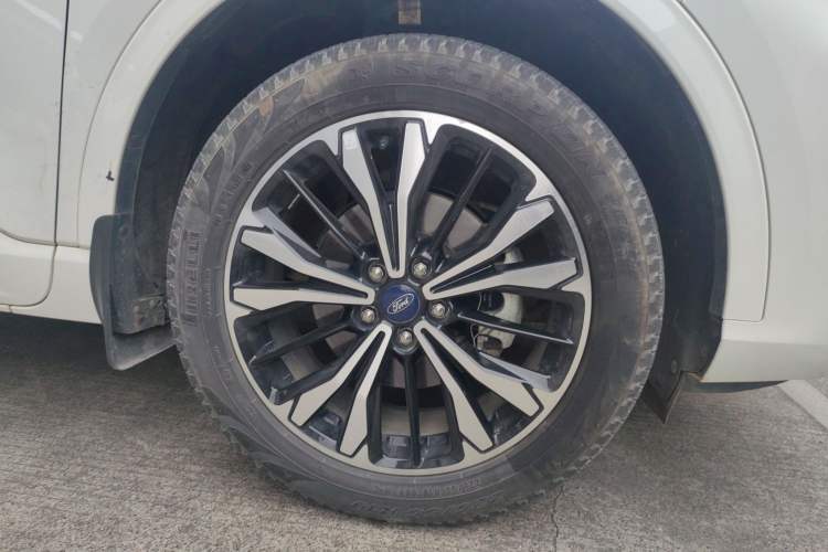 Used Ford Escape 2020 EcoBoost 245 Four-Wheel Drive ST-LINE Deluxe Edition Right Front Wheel Hub