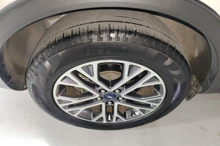 Used Ford Escape 2020 EcoBoost 245 Two-Wheel-Drive Titanium Edition Right Rear Wheel Hub