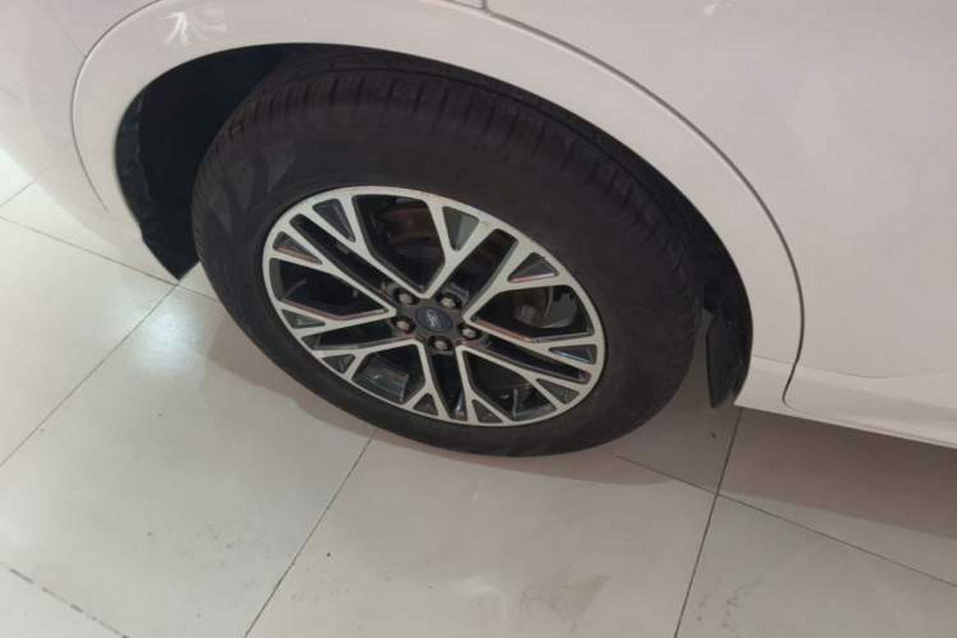 Used Ford Escape 2020 EcoBoost 245 Four-Wheel Drive Luxury Edition Right Rear Wheel Hub