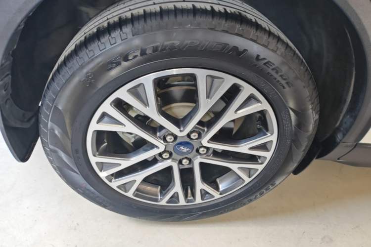 Used Ford Escape 2020 EcoBoost 245 Two-Wheel-Drive Titanium Edition Right Rear Wheel Hub