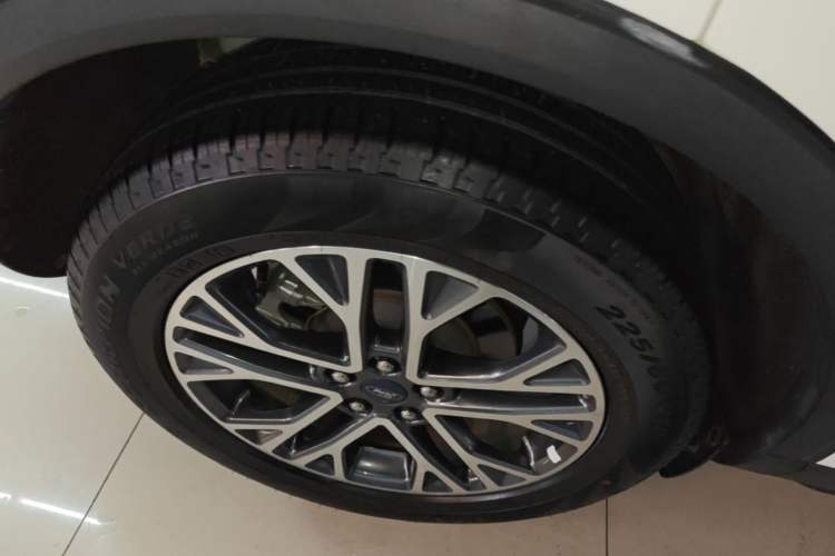 Used Ford Escape 2020 EcoBoost 245 Two-Wheel-Drive Titanium Edition Right Rear Wheel Hub