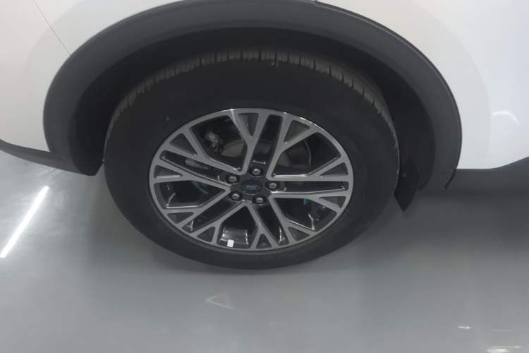 Used Ford Escape 2020 EcoBoost 245 Four-Wheel Drive Titanium Edition Right Rear Wheel Hub