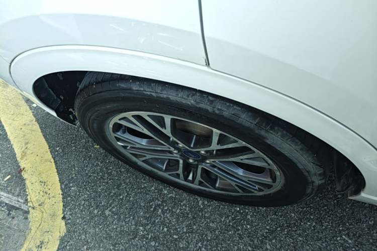 Used Ford Escape 2020 EcoBoost 245 Four-Wheel Drive Luxury Edition Right Rear Wheel Hub
