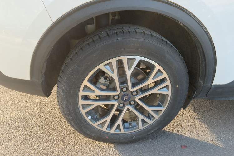 Used Ford Escape 2020 EcoBoost 245 Two-Wheel-Drive Titanium Edition Right Rear Wheel Hub