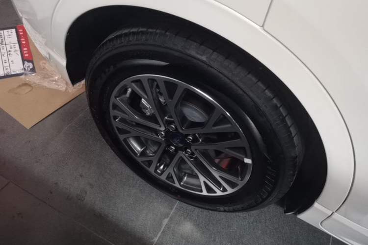 Used Ford Escape 2020 EcoBoost 245 Four-Wheel Drive Luxury Edition Right Rear Wheel Hub
