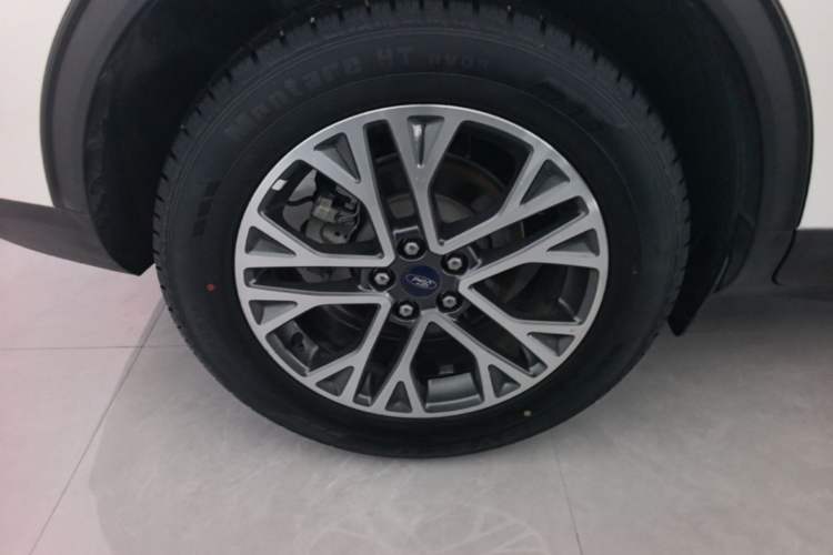 Used Ford Escape 2020 EcoBoost 245 Two-Wheel-Drive Titanium Edition Right Rear Wheel Hub