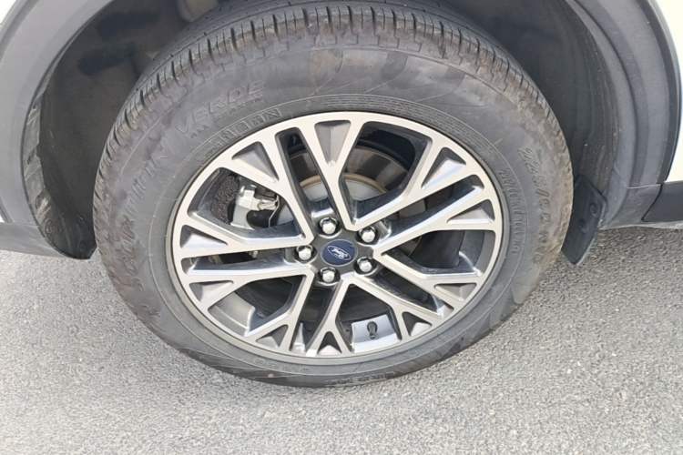Used Ford Escape 2020 EcoBoost 245 Two-Wheel-Drive Titanium Edition Right Rear Wheel Hub