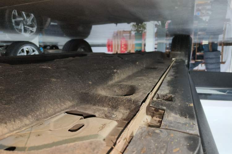 Used Ford Escape 2020 EcoBoost 245 Two-Wheel-Drive Titanium Edition Right Side Sill