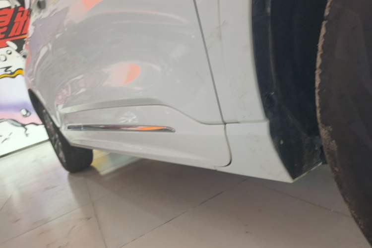 Used Ford Escape 2020 EcoBoost 245 Four-Wheel Drive Luxury Edition Right Side Sill
