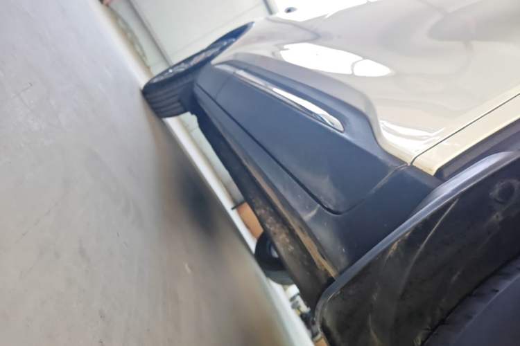 Used Ford Escape 2020 EcoBoost 245 Two-Wheel-Drive Titanium Edition Right Side Sill