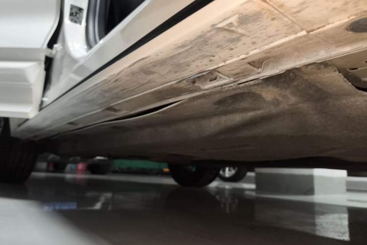 Used Ford Escape 2020 EcoBoost 245 Four-Wheel Drive ST-LINE Deluxe Edition Right Side Sill