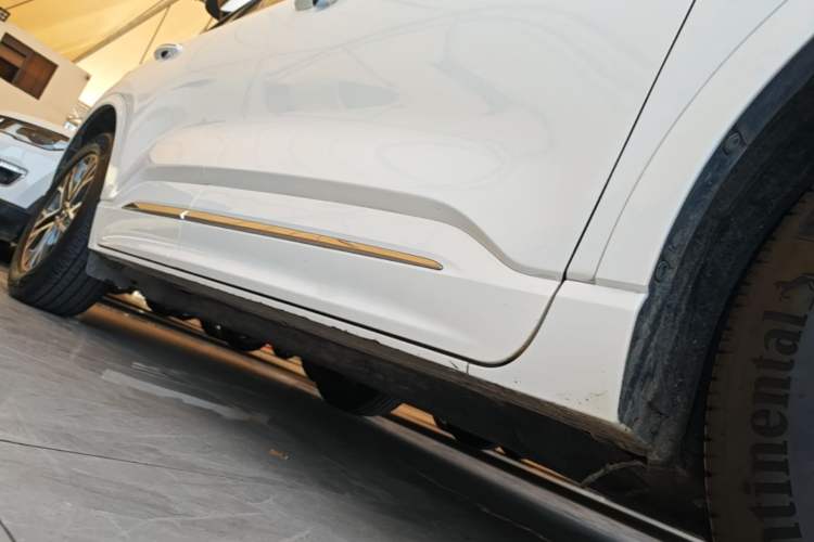 Used Ford Escape 2020 EcoBoost 245 Four-Wheel Drive Luxury Edition Right Side Sill
