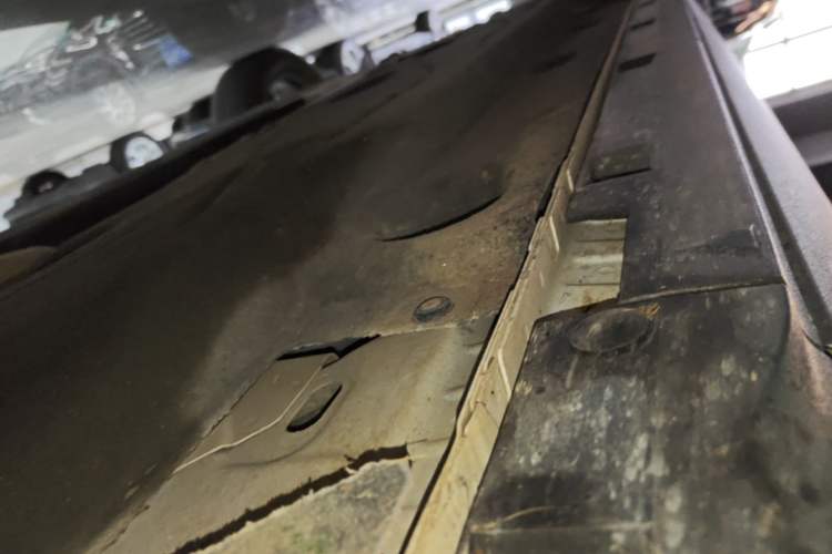 Used Ford Escape 2020 EcoBoost 245 Two-Wheel-Drive Titanium Edition Right Side Sill