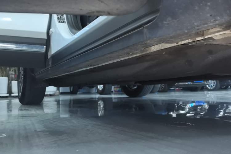 Used Ford Escape 2020 EcoBoost 245 Four-Wheel Drive Titanium Edition Right Side Sill