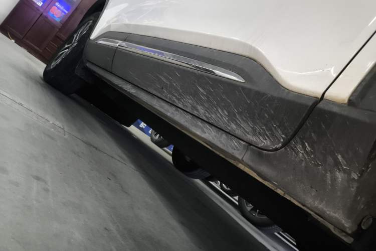 Used Ford Escape 2020 EcoBoost 245 Two-Wheel-Drive Titanium Edition Right Side Sill