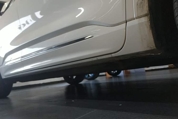 Used Ford Escape 2020 EcoBoost 245 Four-Wheel Drive Luxury Edition Right Side Sill