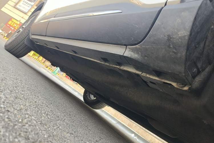 Used Ford Escape 2020 EcoBoost 245 Two-Wheel-Drive Titanium Edition Right Side Sill