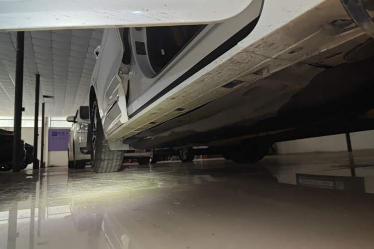 Used Ford Escape 2020 EcoBoost 245 Four-Wheel Drive Luxury Edition Right Side Sill