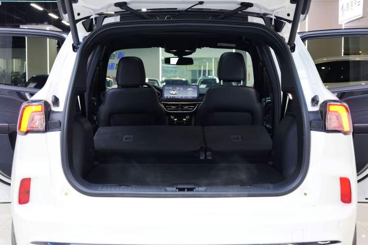 Used Ford Escape 2020 EcoBoost 245 Four-Wheel Drive ST-LINE Deluxe Edition Trunk
