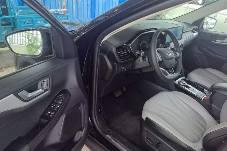 Used Ford Escape 2024 EcoBoost 245 Two-Wheel-Drive Comfort Edition Driver Seat