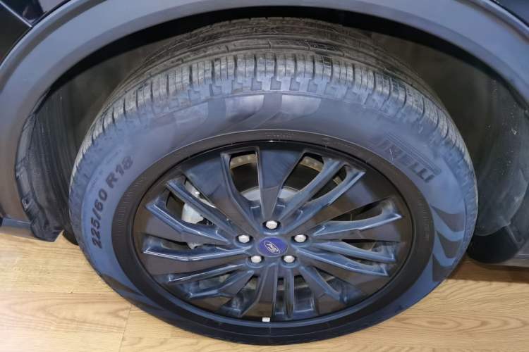 Used Ford Escape 2024 EcoBoost 245 Two-Wheel-Drive Titanium Edition Exterior 7