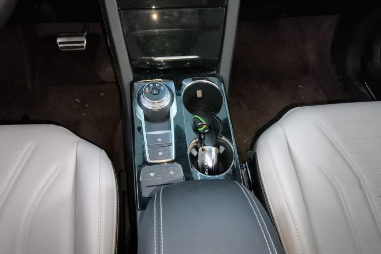 Used Ford Escape 2024 EcoBoost 245 Four-Wheel Drive Prestige Model Gear Lever