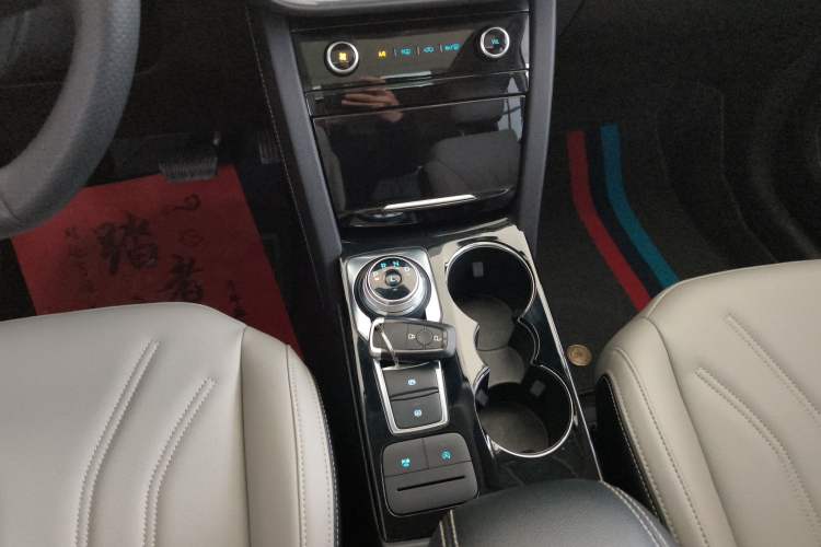 Used Ford Escape 2024 EcoBoost 245 Two-Wheel-Drive Comfort Edition Gear Lever