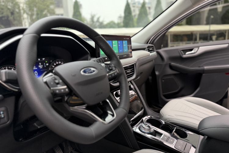 Used Ford Escape 2024 EcoBoost 245 Two-Wheel-Drive Titanium Edition Interior 2