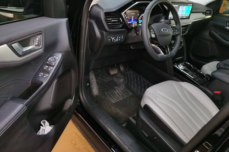 Used Ford Escape 2024 EcoBoost 245 Two-Wheel-Drive Titanium Edition Interior 3
